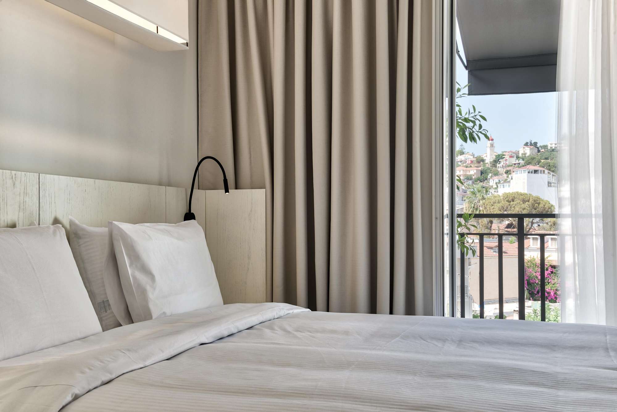 Executive Room With Bath Tub Jacuzzi Castle View image
